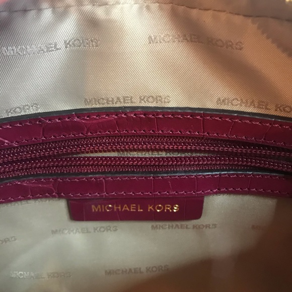 Michael Kors Ginny Medium Leather Crossbody Bag - Picture 3 of 6